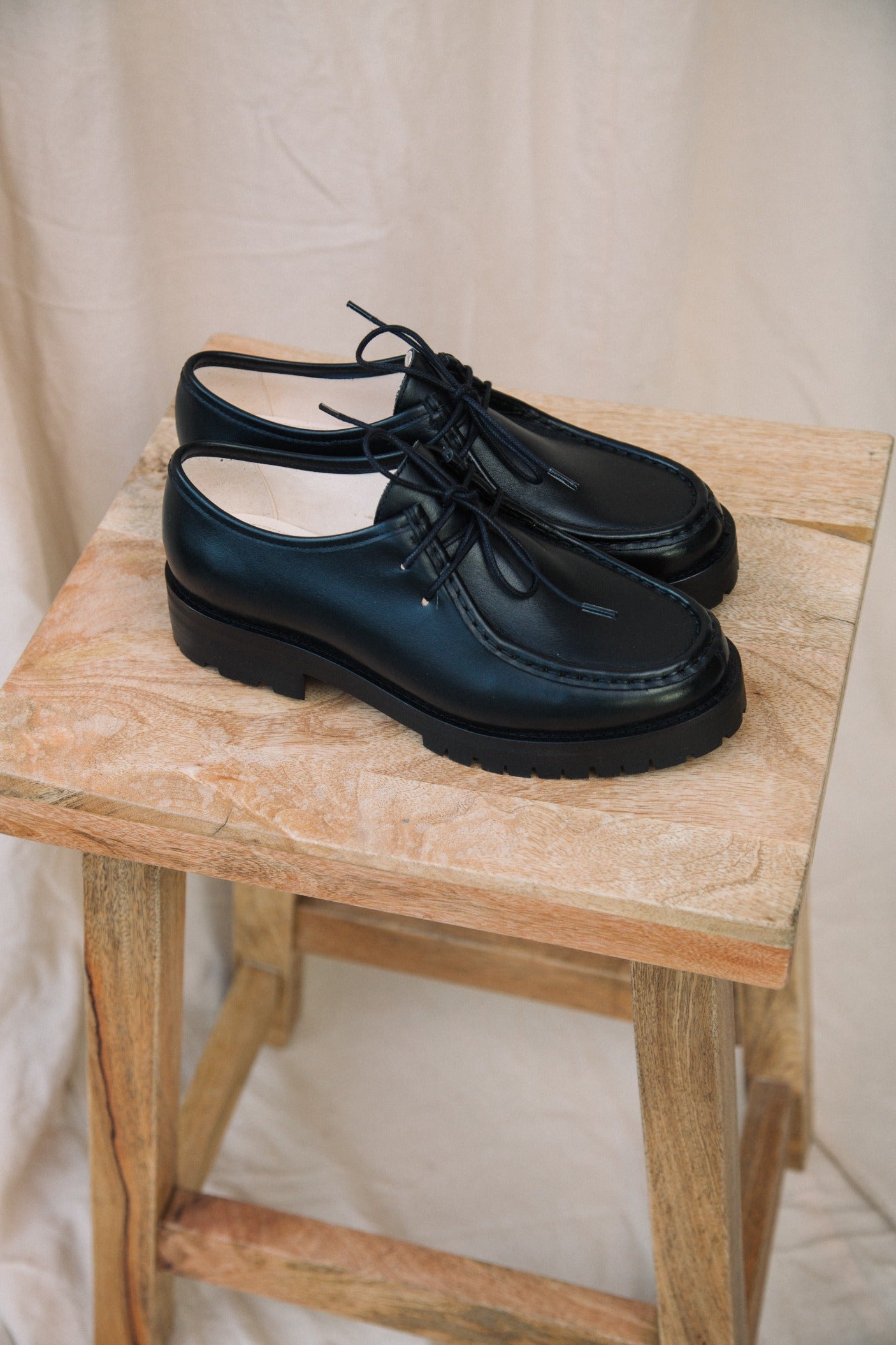 Kutsu Leather Shoe in Black