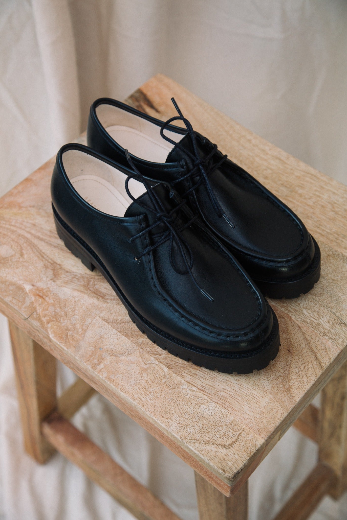 Kutsu Leather Shoe in Black