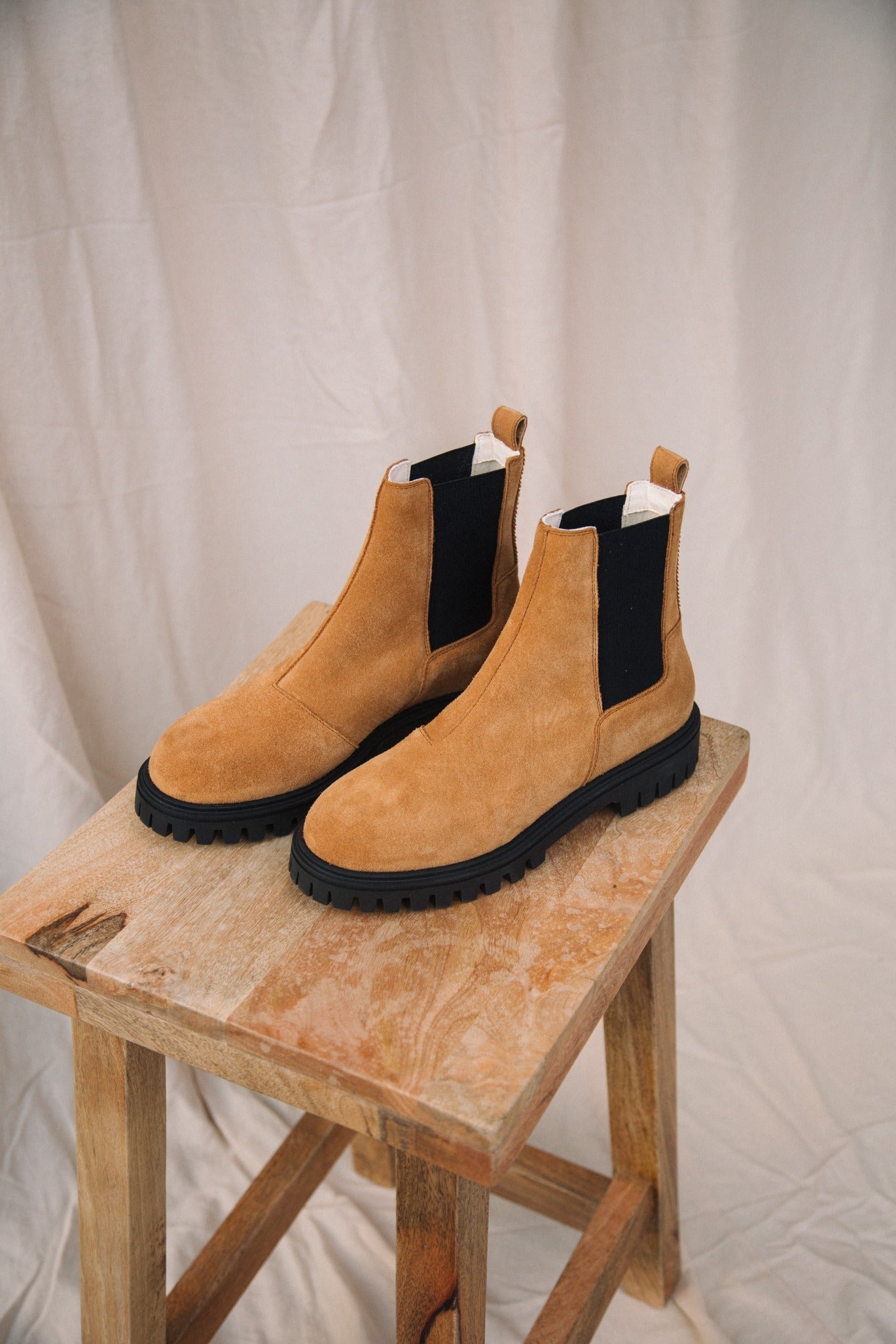 Caramel chelsea boots online