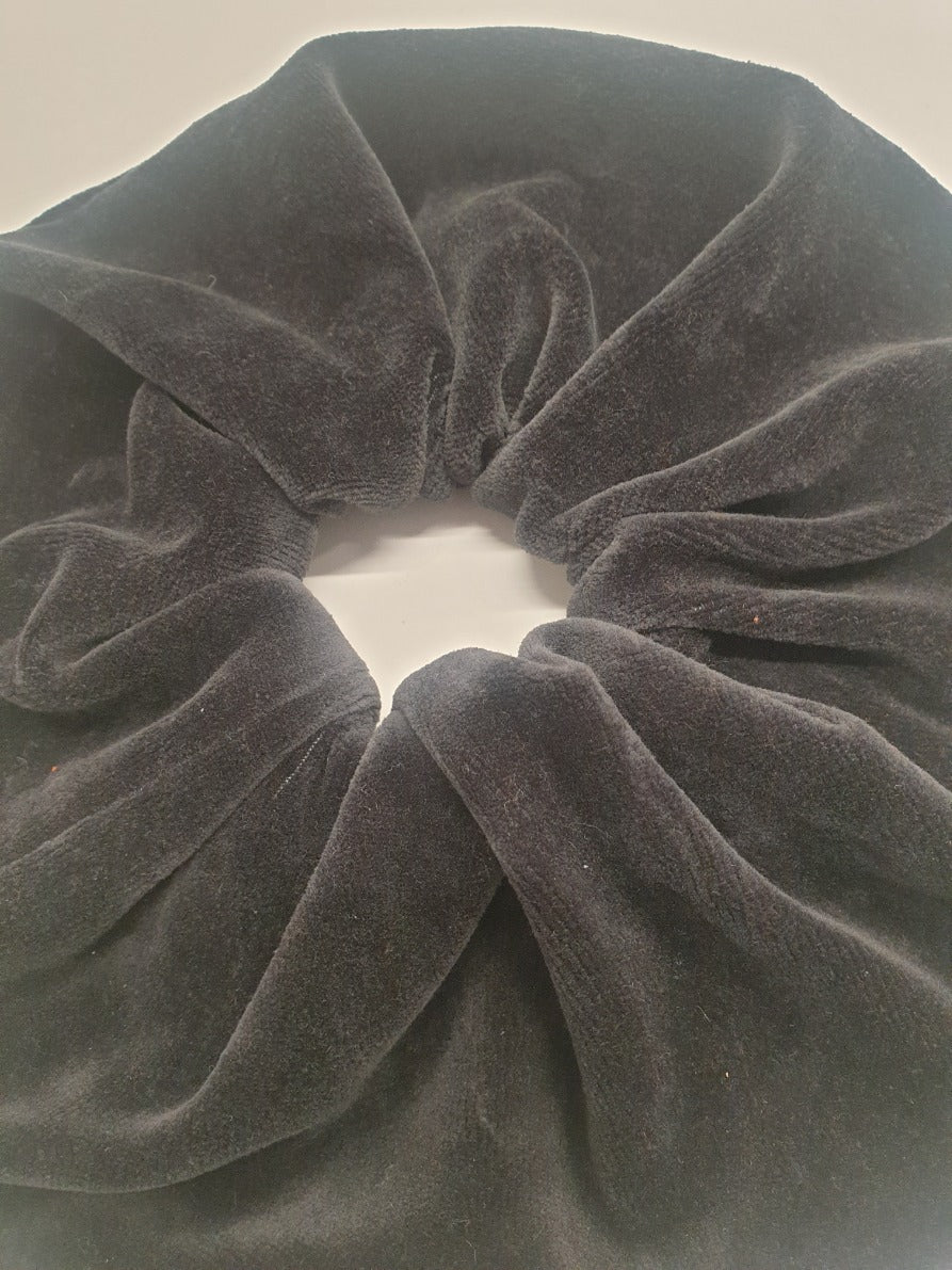 Sandy Organic Cotton Velour Scrunchie in Charcoal